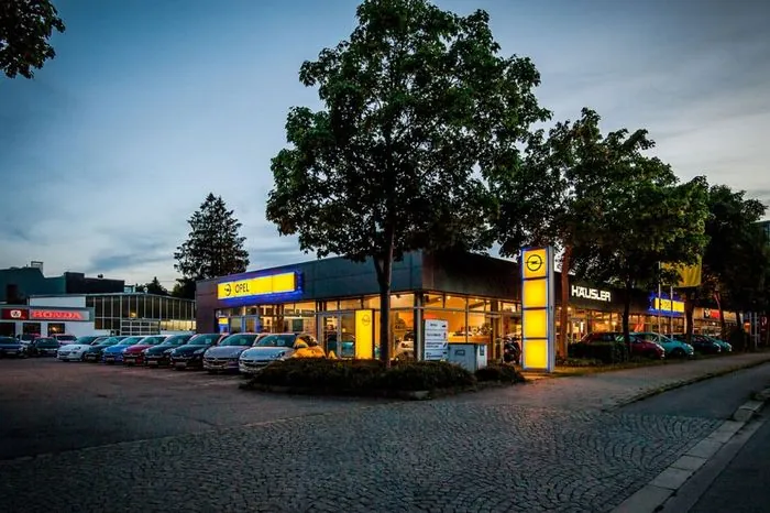 Bild des Gebäudes in Berg am Laim in Abenddämmerung, Autos stehen vor dem Gebäude