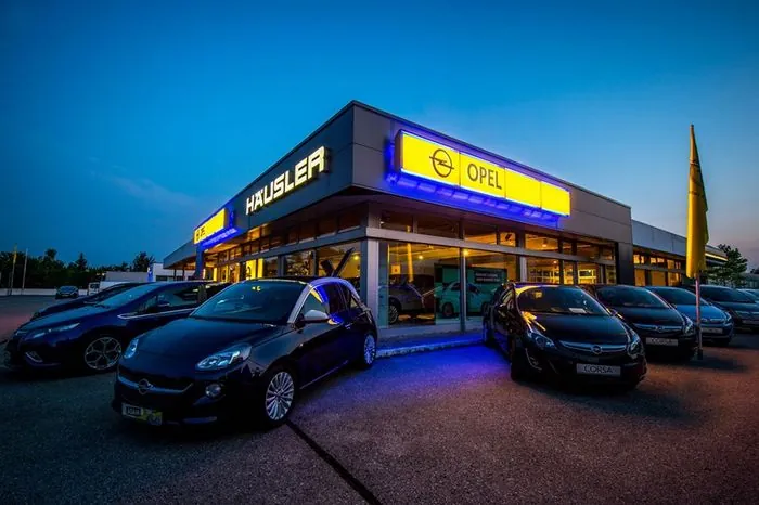 Bild des Gebäudes in Freising in Abenddämmerung, Autos stehen vor dem Gebäude