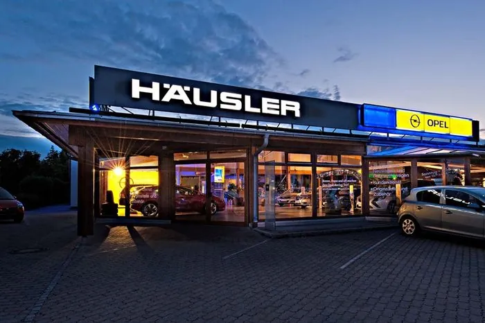 Bild des Gebäudes in Fürstenfeldbruck in Abenddämmerung, Autos stehen vor dem Gebäude