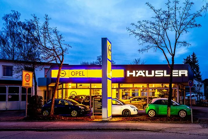 Bild des Gebäudes in Neubiberg in Abenddämmerung, Autos stehen vor dem Gebäude
